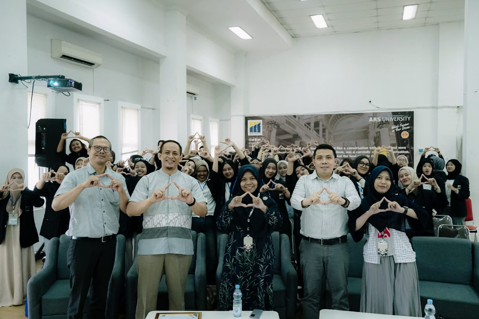 Asah Clinical Reasoning Mahasiswa, Seminar Keperawatan Bahas Penerapan Keperawatan Medikal Bedah dari Teori ke Praktik